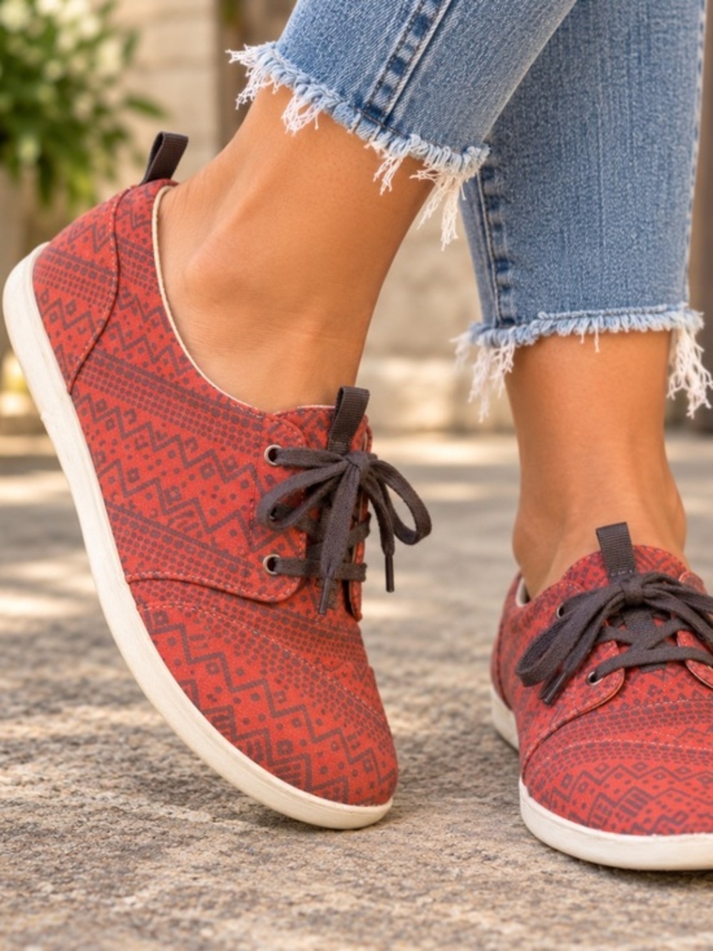 TOMS Red Orange Aztec Print Lace Up Shoes Size 9.5